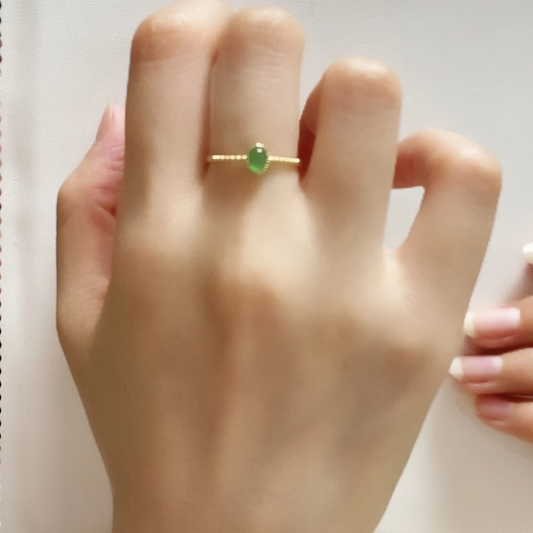 翡翠戒指18K金镶嵌简单