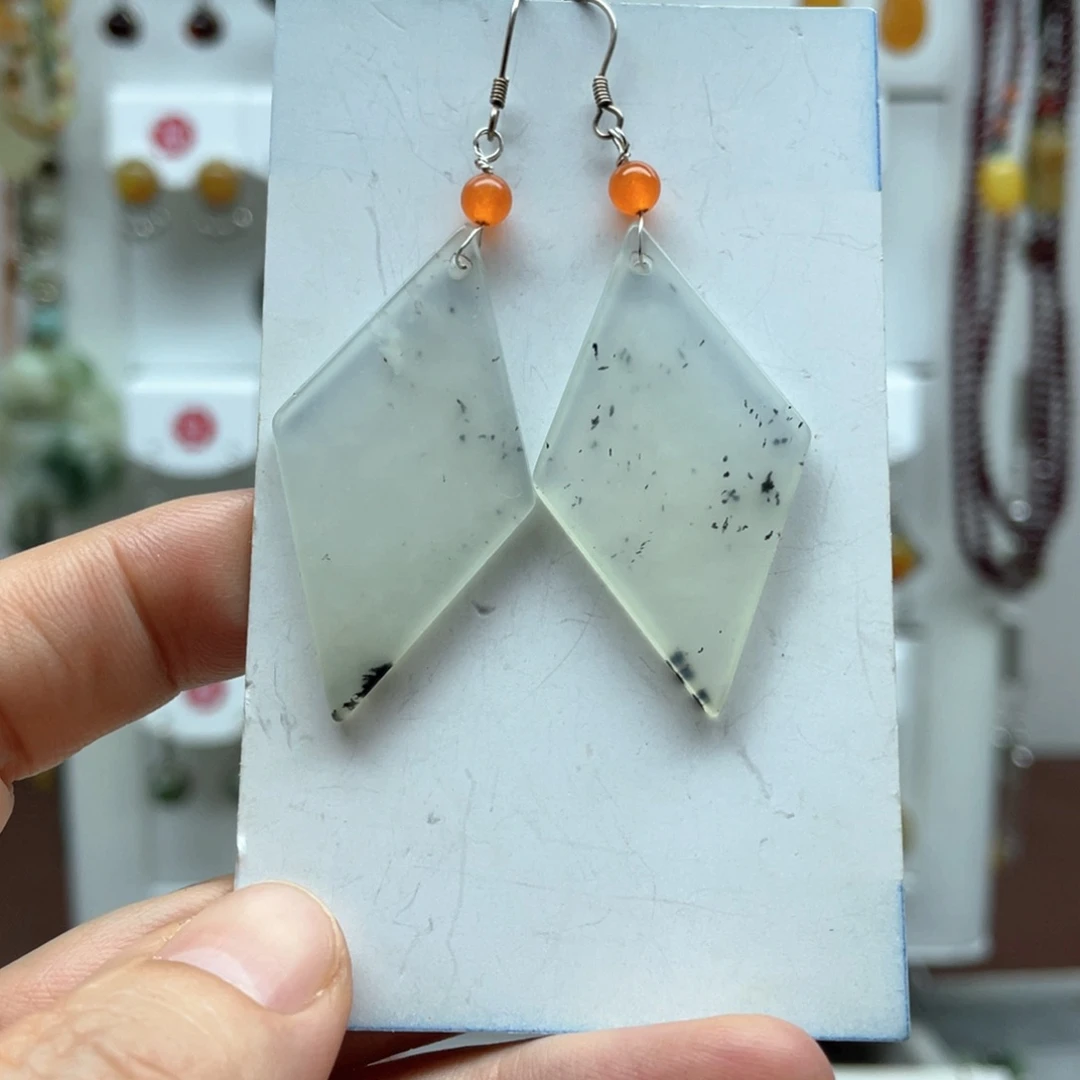 蛇纹石玉未镶嵌耳饰