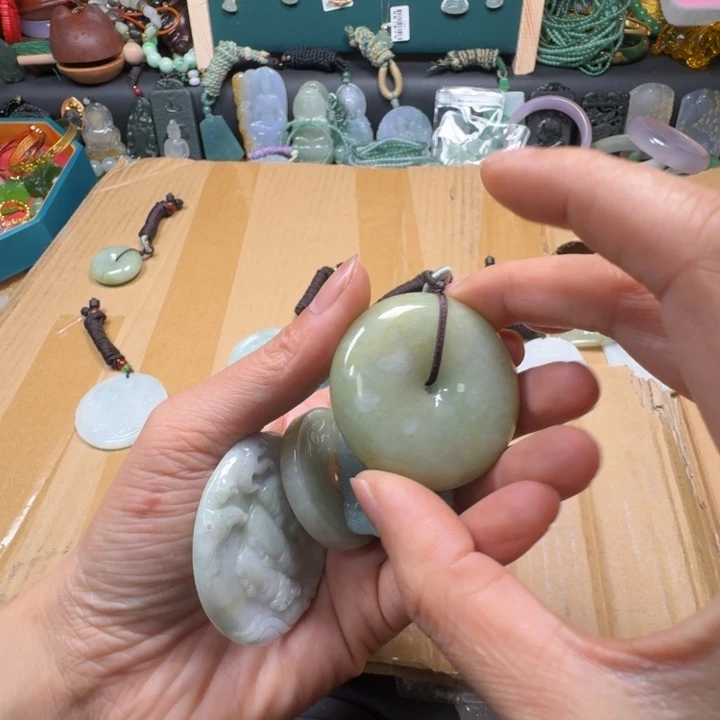 单***狗翡翠未镶嵌颈饰纯天然翡翠平安扣5