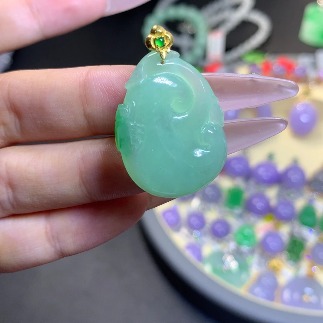 翡翠18K金镶嵌颈饰