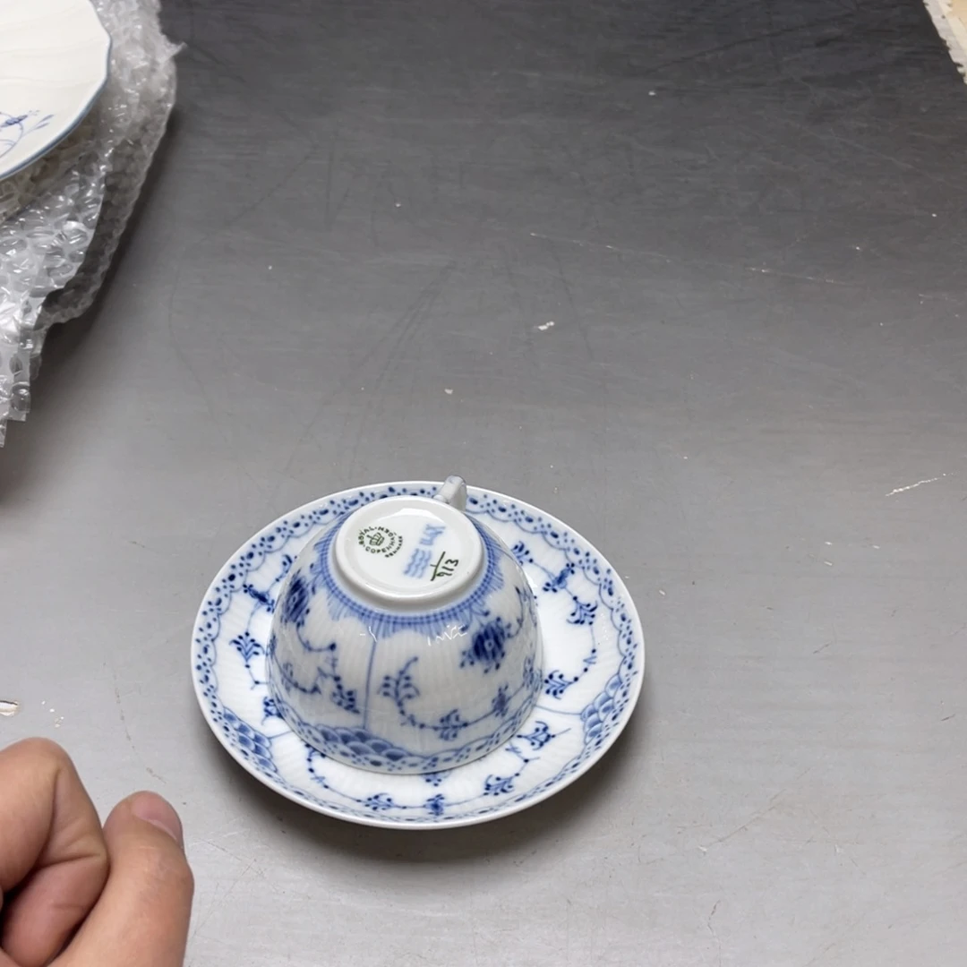 瓷片旧*堂密密麻麻地排列着一个大