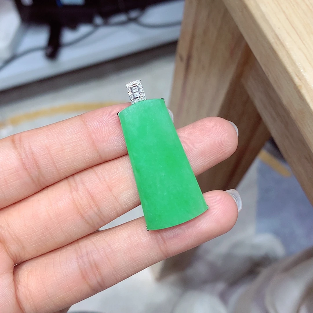 翡翠18K金镶嵌吊坠(赠链)