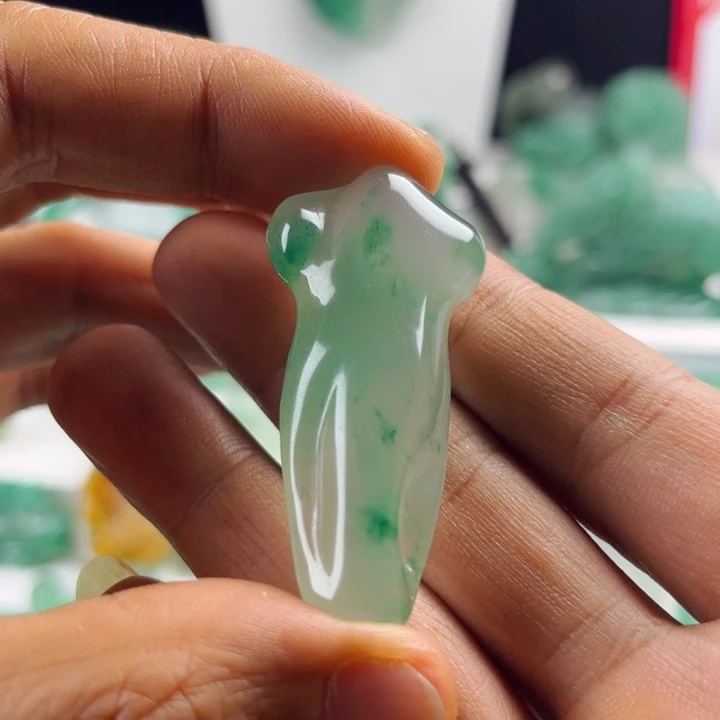 颈饰未镶嵌石英质玉