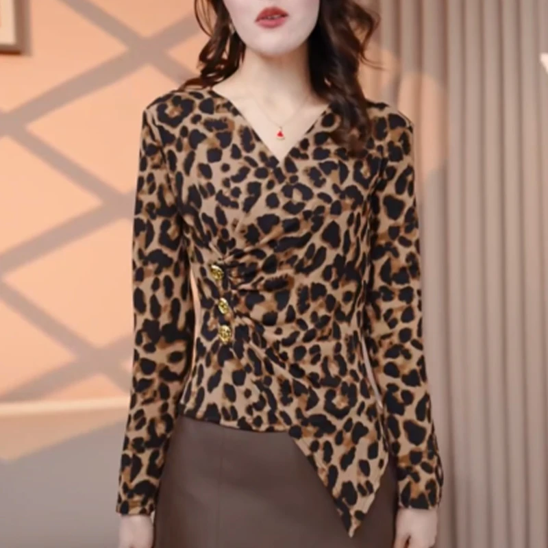 V领豹纹不规则T恤女2025秋季新款气质显瘦长袖打底衫性感收腰上衣