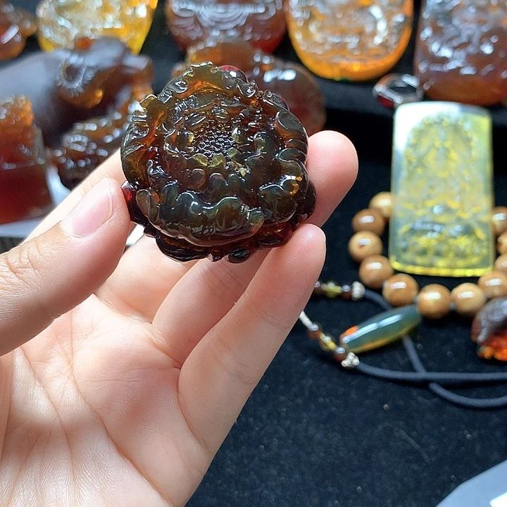 裸石琥珀未镶嵌血珀原皮雕刻花开富贵吊坠