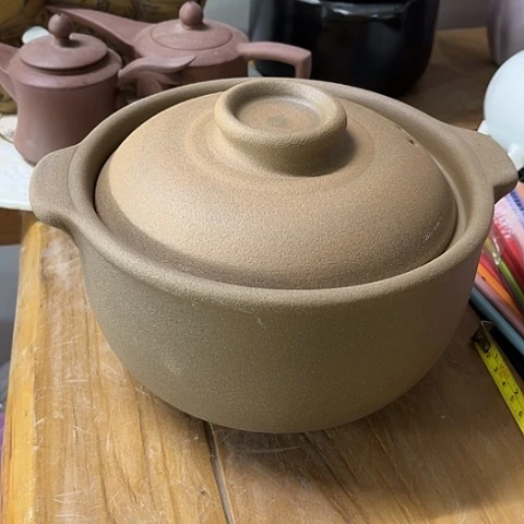 微瑕，明火，口径19高9中间有点凸，有气泡，1.6L