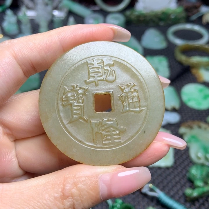 翡翠挂件未镶嵌……