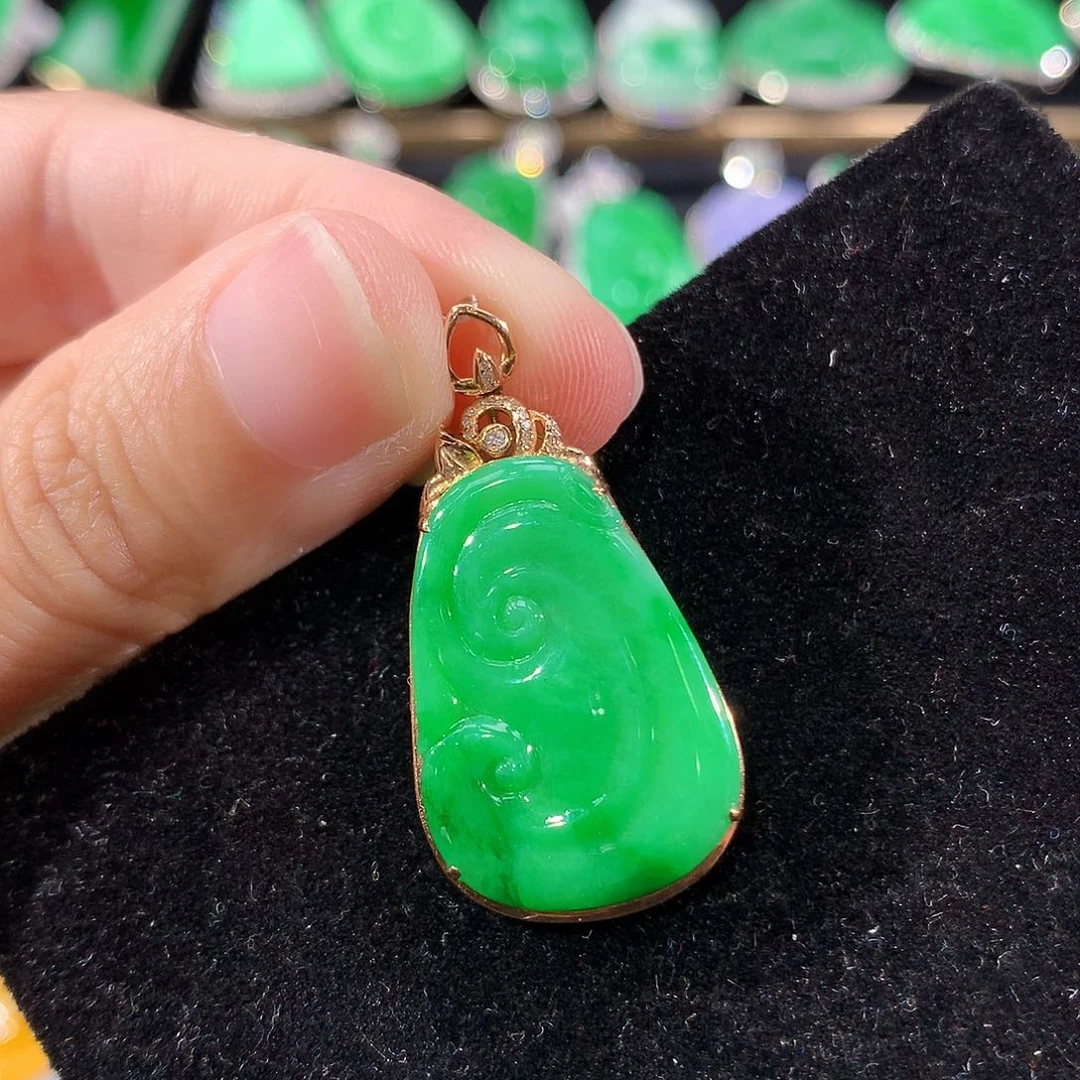 翡翠18K金镶嵌颈饰