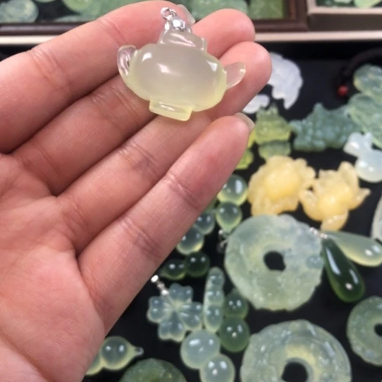 蛇纹石玉未镶嵌颈饰