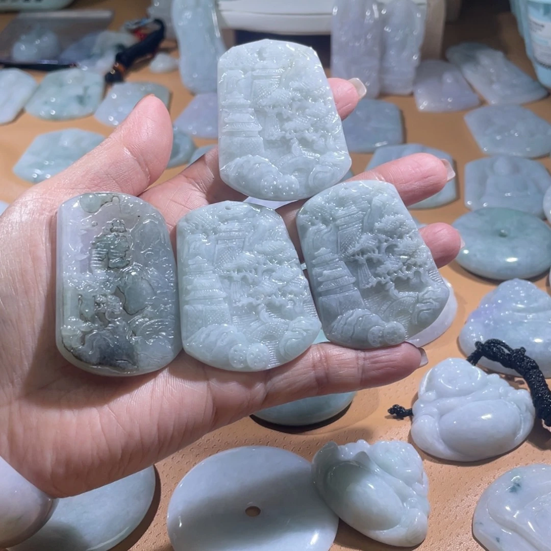 翡翠未镶嵌颈饰山水，微瑕