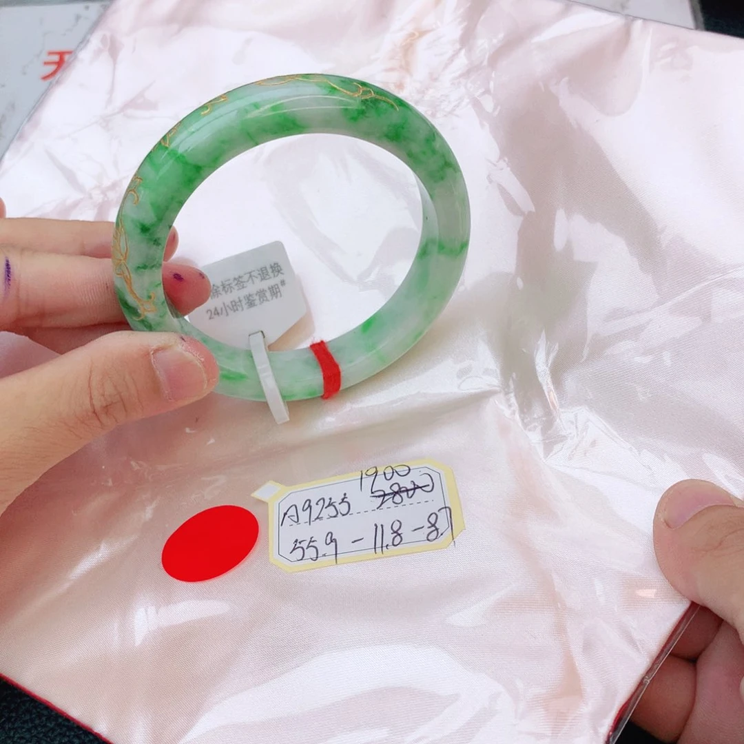 翡翠手镯未镶嵌翡翠