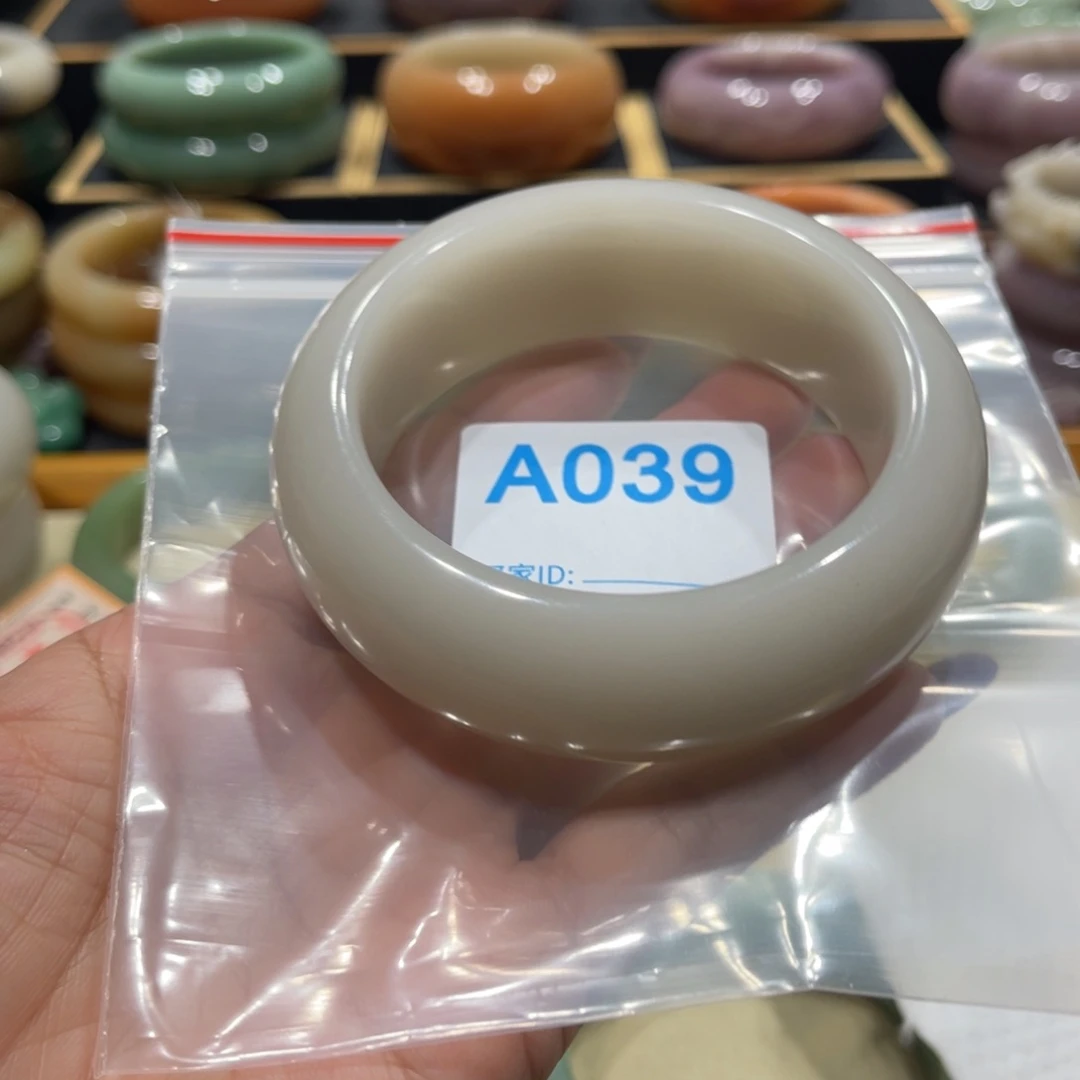 未镶嵌手镯石英岩玉