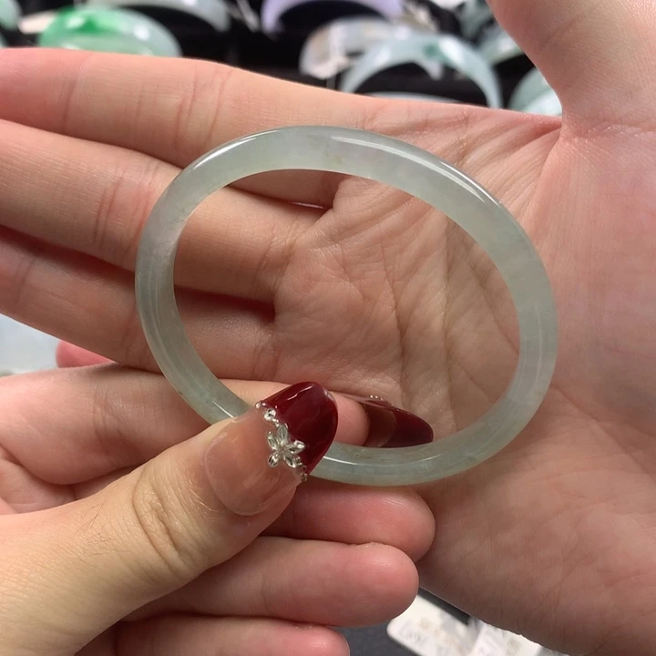 翡翠手镯未镶嵌贵妃