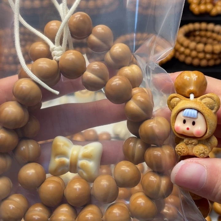 九***仔猴头核桃吊坠二等屁桃两条加一个娃娃和蝴蝶结