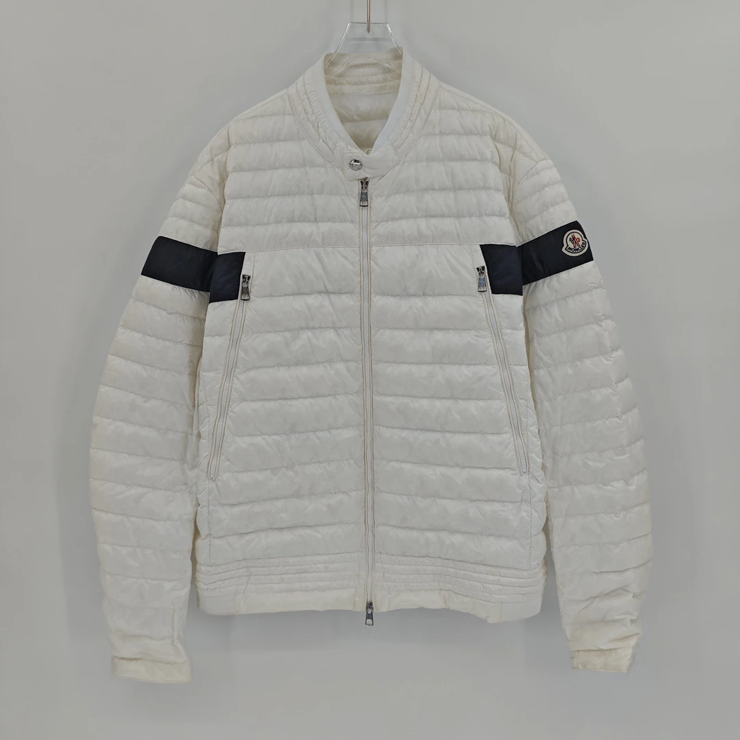 99新 MONCLER 蒙口   黑色条纹徽标羽绒服/7码/Sw24766