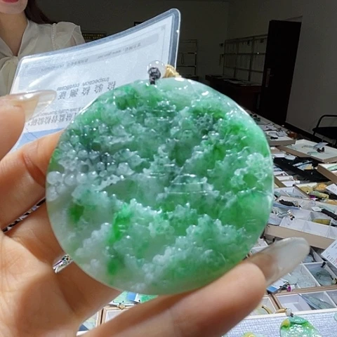 翡翠未镶嵌颈饰一个