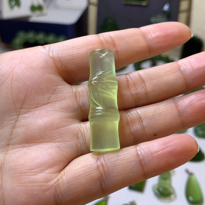 岫玉未镶嵌颈饰吊坠