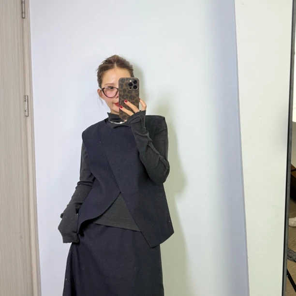 【San W】设计款不规则套头马甲搭配纯色长袖后摆开叉半身裙三件套