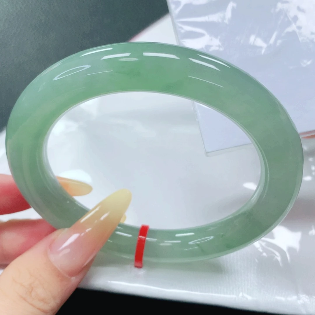 翡翠手镯未镶嵌57。