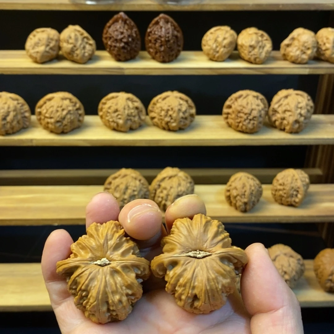 张***勒桃核吊坠40白狮子