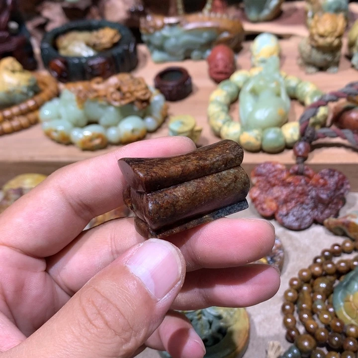 未镶嵌岫岩河磨玉（透闪石质玉）挂件