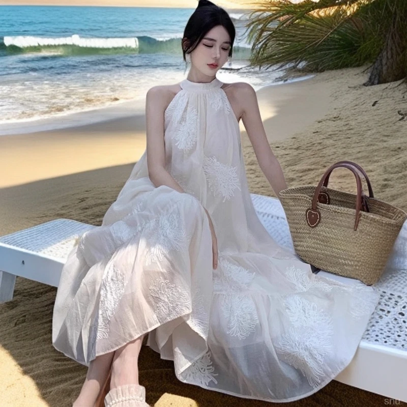 法式绝美提花温柔风挂脖连衣裙女2025夏季宽松露肩大摆度假风长裙