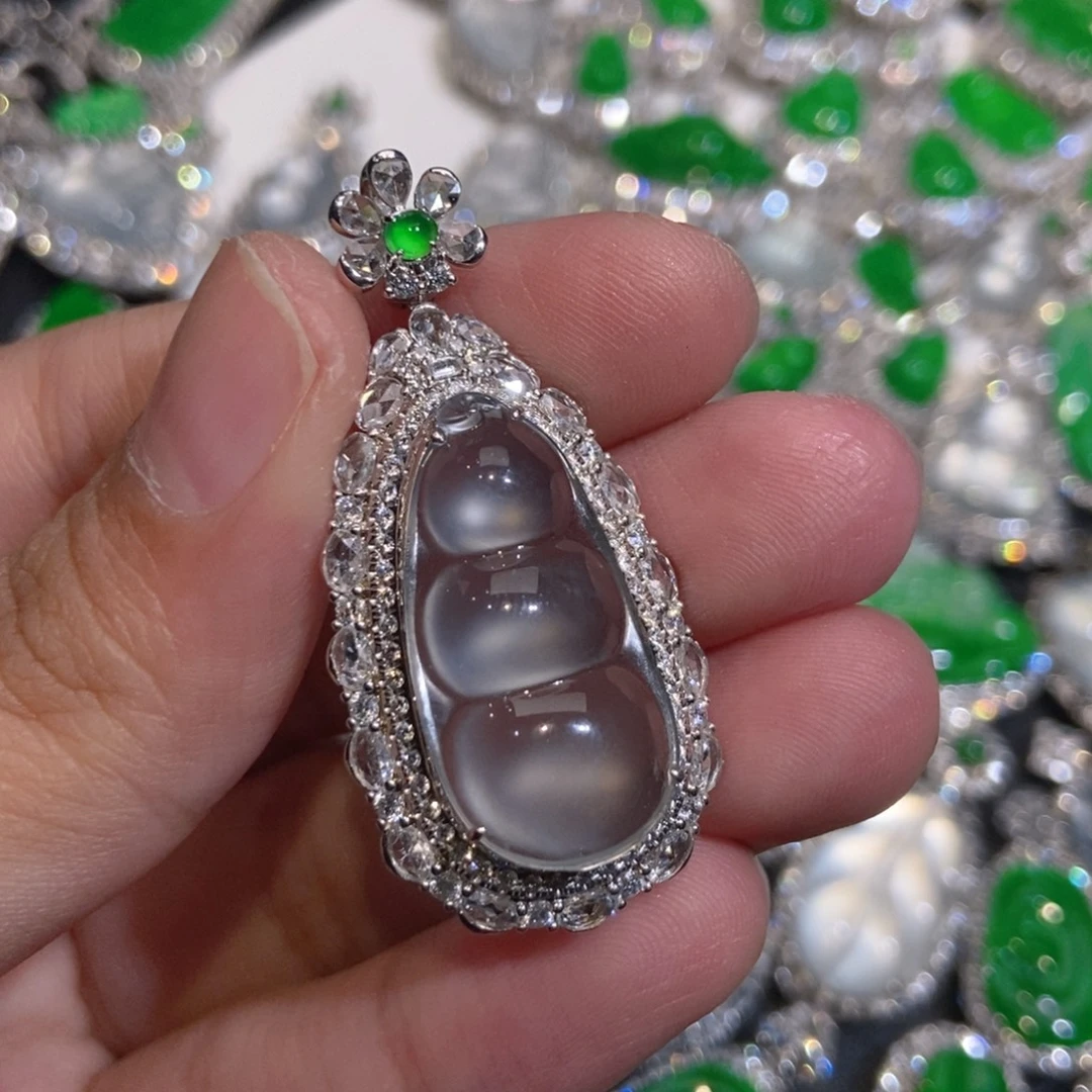 伊***铺翡翠18K金镶嵌颈饰天然缅甸A货翡翠