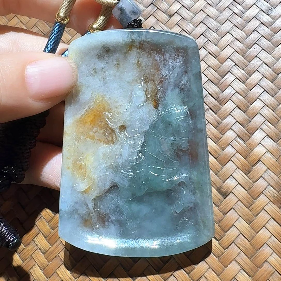 翡翠未镶嵌颈饰个性十足
