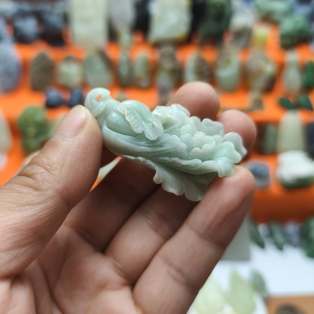【纯天然缅甸A货翡翠】纯手工雕刻，瓷白底。白菜挂件