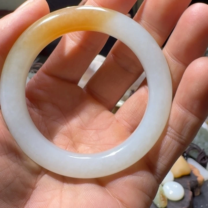 和田玉未镶嵌手镯