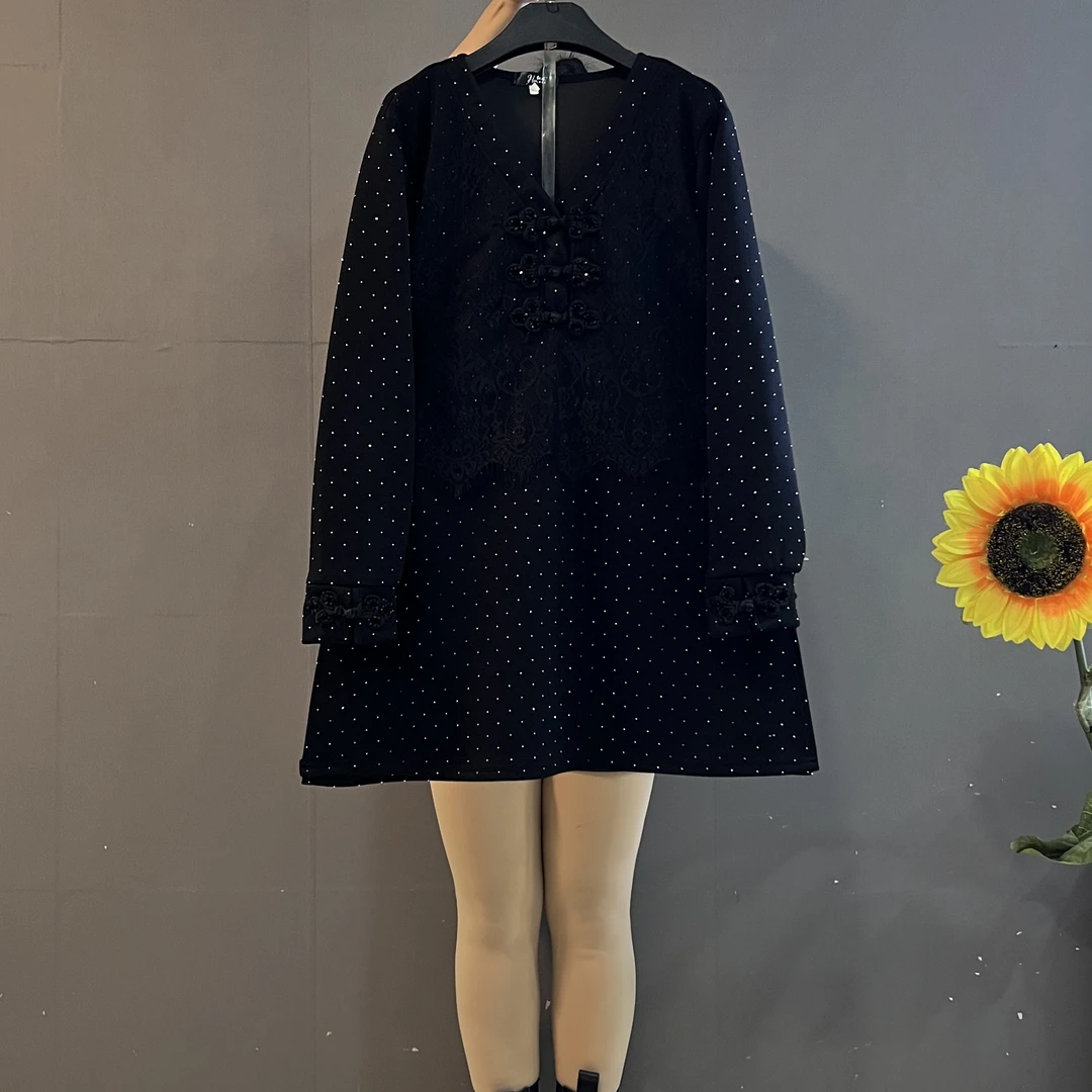 秋冬新款V领满钻蕾丝拼接盘扣设计宽松遮肚显瘦重工大衫裙