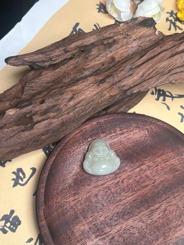 和田玉浅晴水佛公吊坠