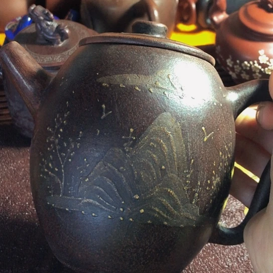 紫砂茶壶原矿泥料手工制作的紫砂壶。