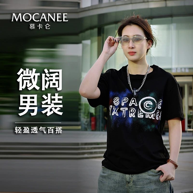 MOCANEE/慕卡仑2025男士夏新款凉感圆领胸口彩绘喷墨透气微阔短袖