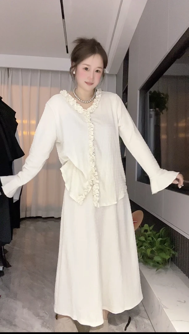 「小吴家」春款木耳边花瓣法式V领上衣➕半身裙显瘦百搭套装