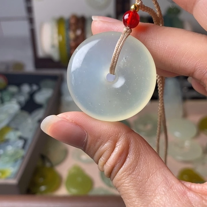 蛇纹石玉颈饰未镶嵌