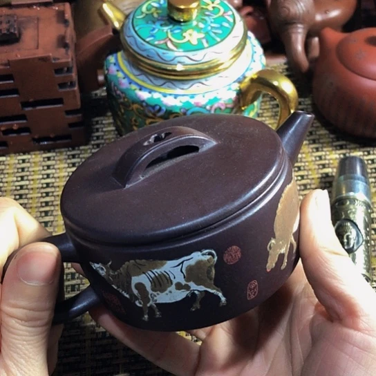 紫砂茶壶原矿泥料手工制作的紫砂壶。