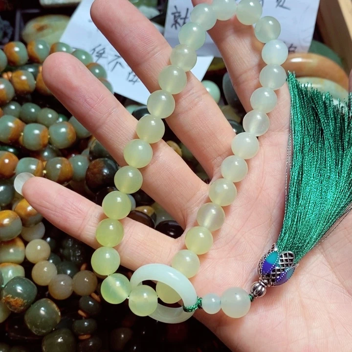 透闪石质玉颈饰未镶嵌