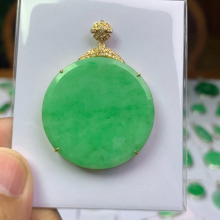 翡翠18K金镶嵌颈饰