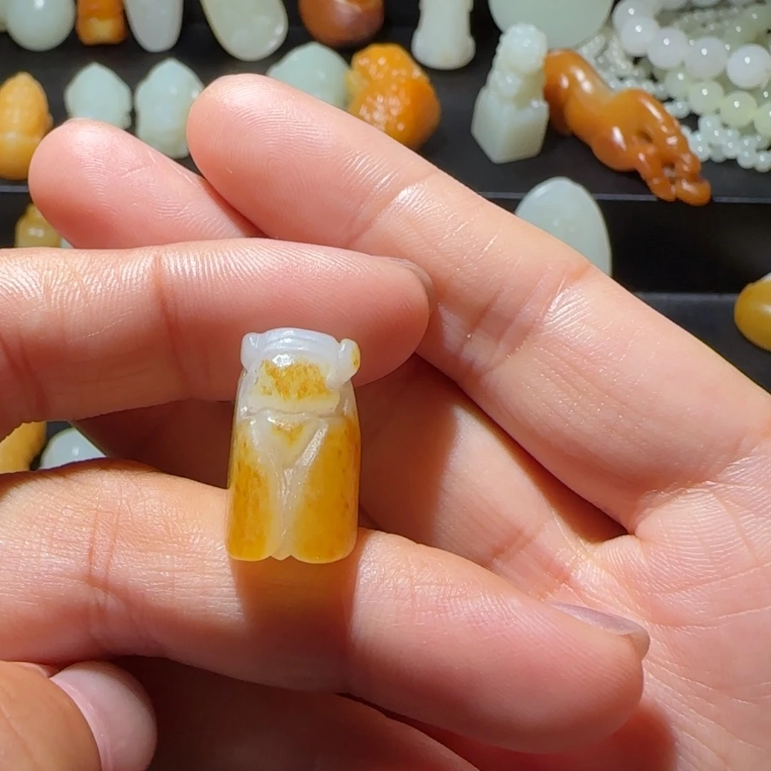 慎***律和田玉未镶嵌颈饰