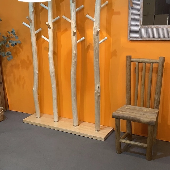 树脂制品实木衣架和两把椅子