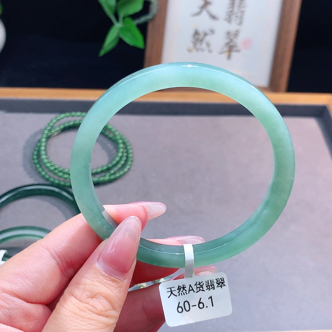 未镶嵌手镯（圆镯）翡翠