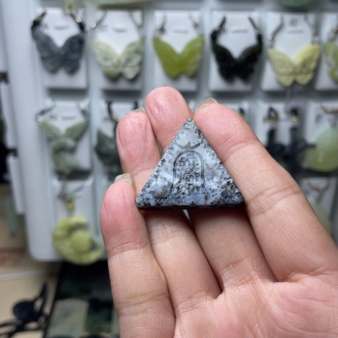 岫玉颈饰未镶嵌达*刘三角