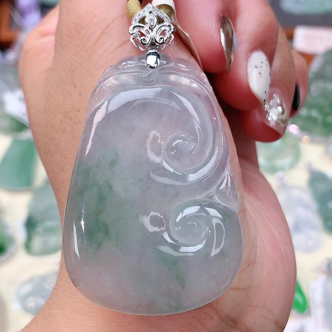 翡翠18K金镶嵌颈饰如意