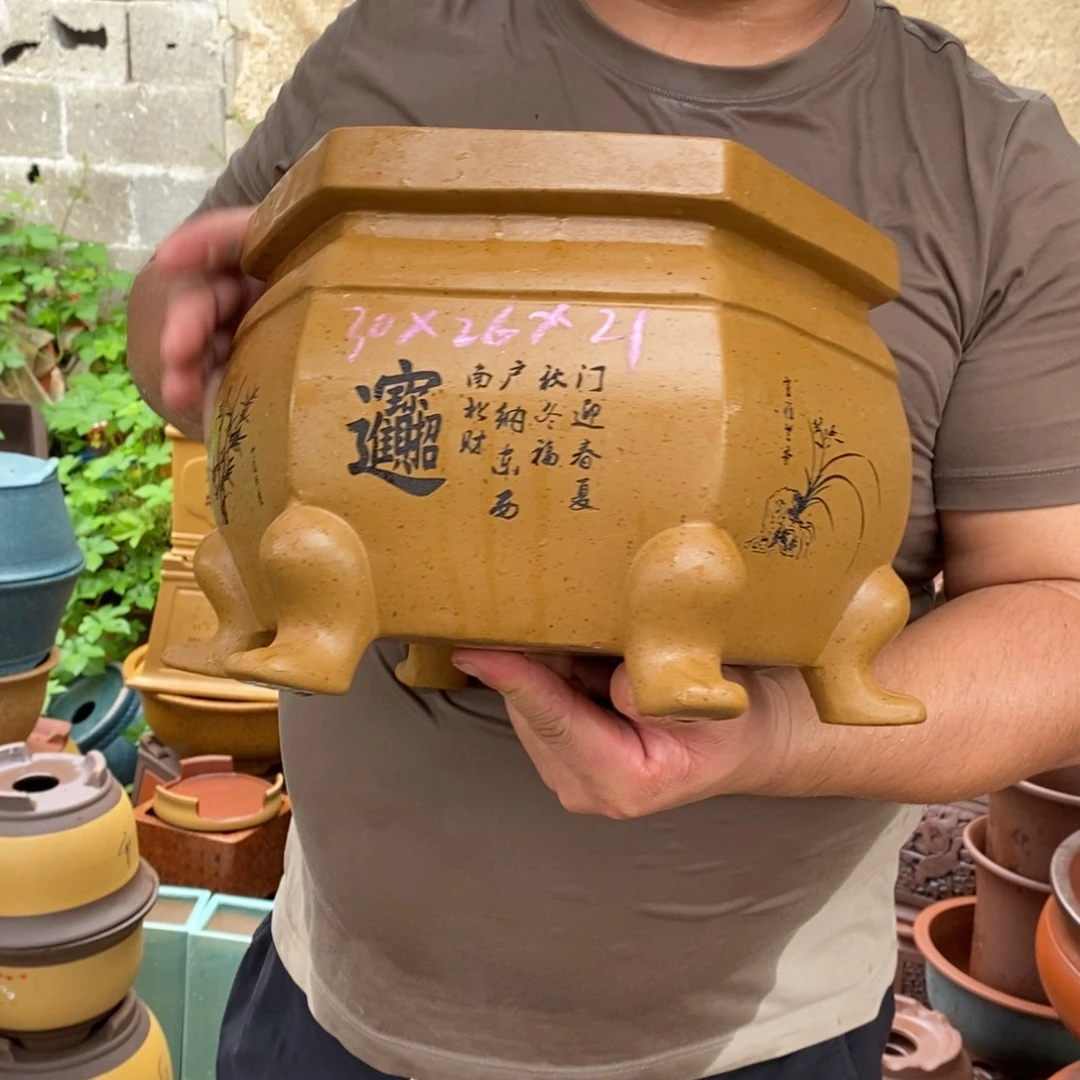 紫砂艺术学院的学生