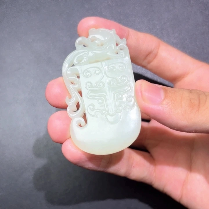 人***途未镶嵌和田玉挂件