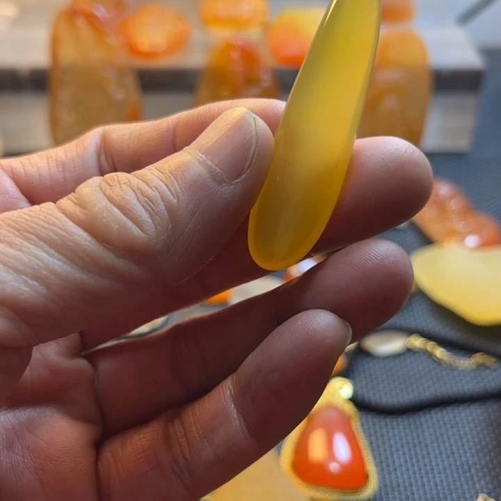 石英质玉颈饰未镶嵌玉****锦