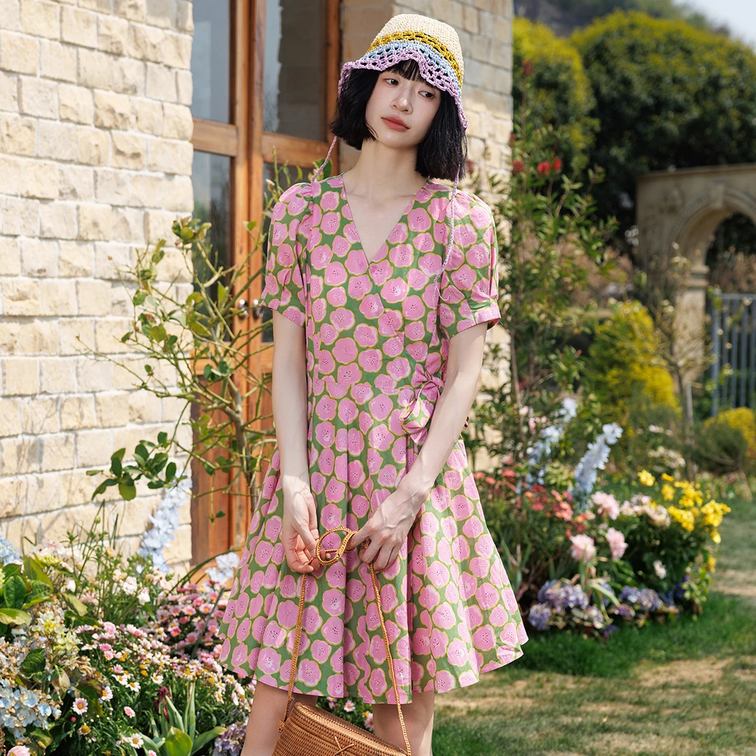 费依清新花卉连衣裙女2025夏季新款慵懒围裹式设计V领印花短裙子