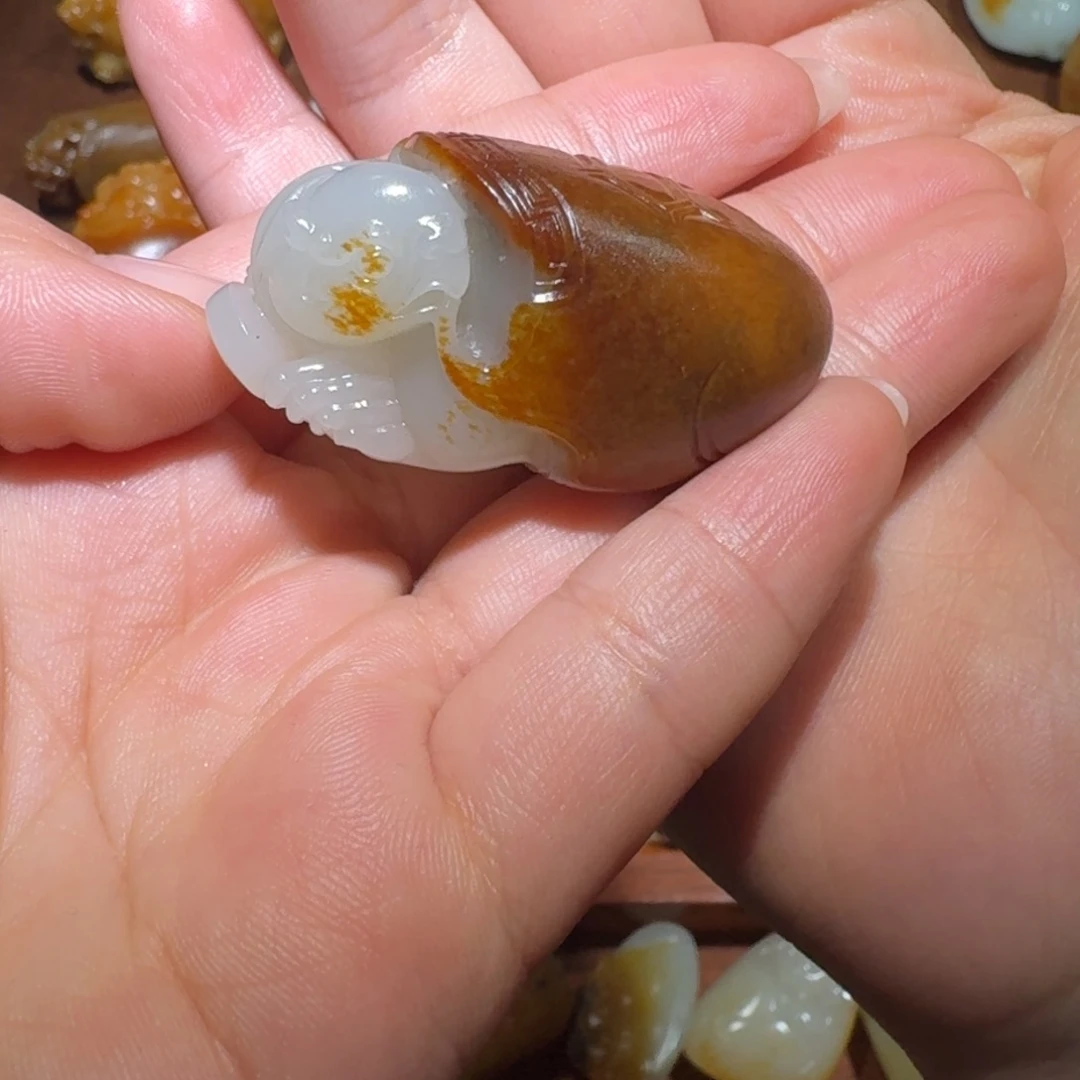 和田玉挂件未镶嵌钱***?