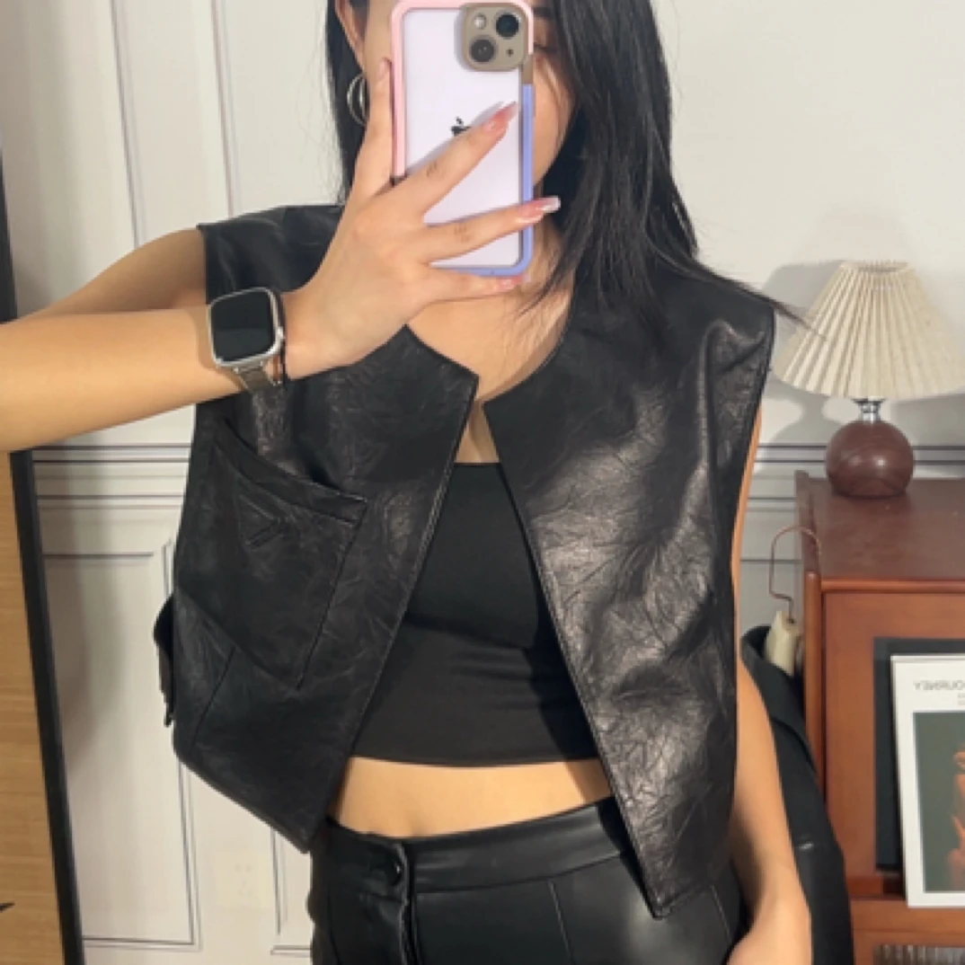 黑色羊皮抓皱马甲复古适中马夹新款时尚短款马甲薄款无袖圆领起泡